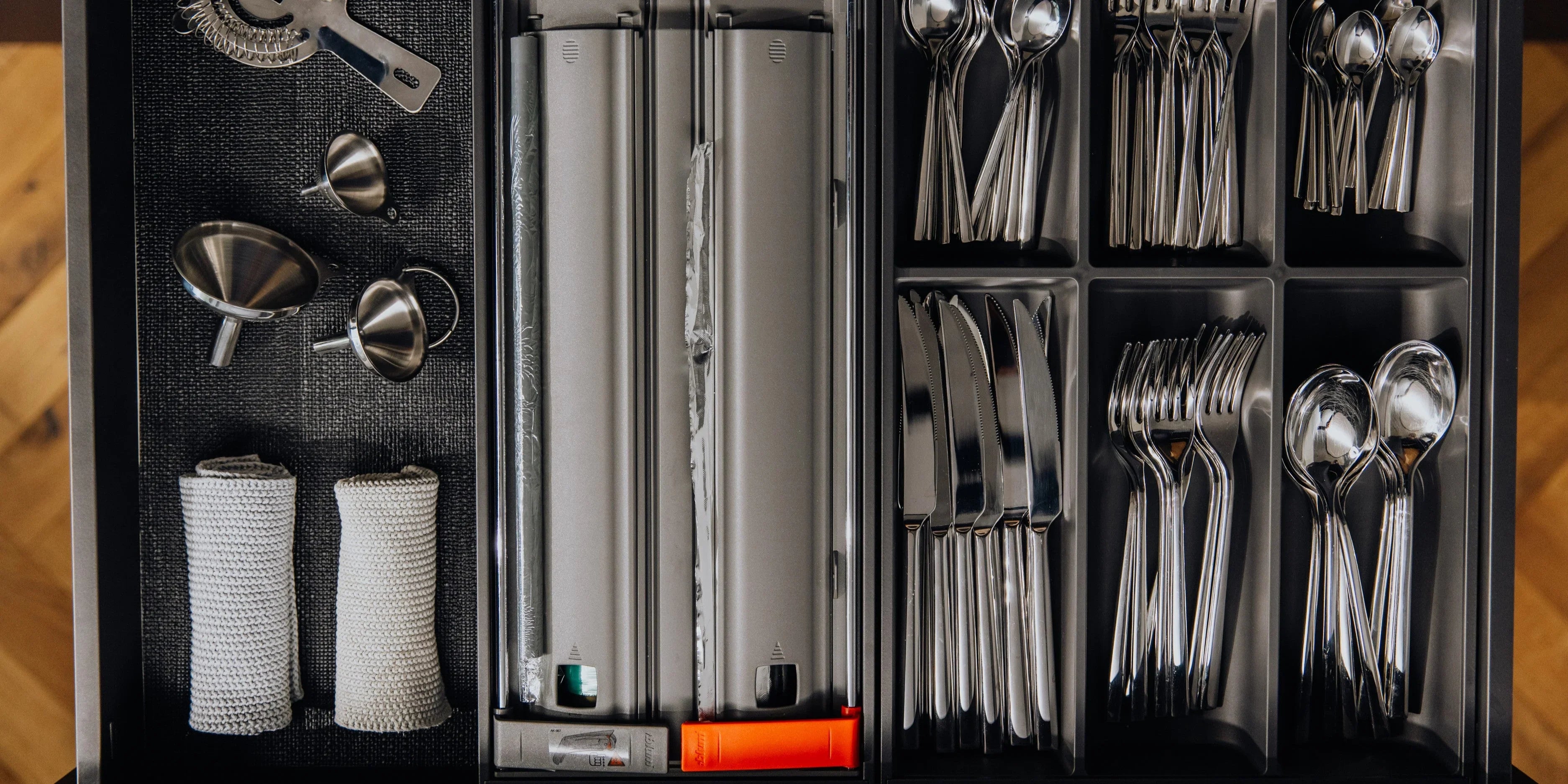 Besteckkasten und Folienschneider in organisierter Küchenschublade von simpleas, Edelstahl-Besteck